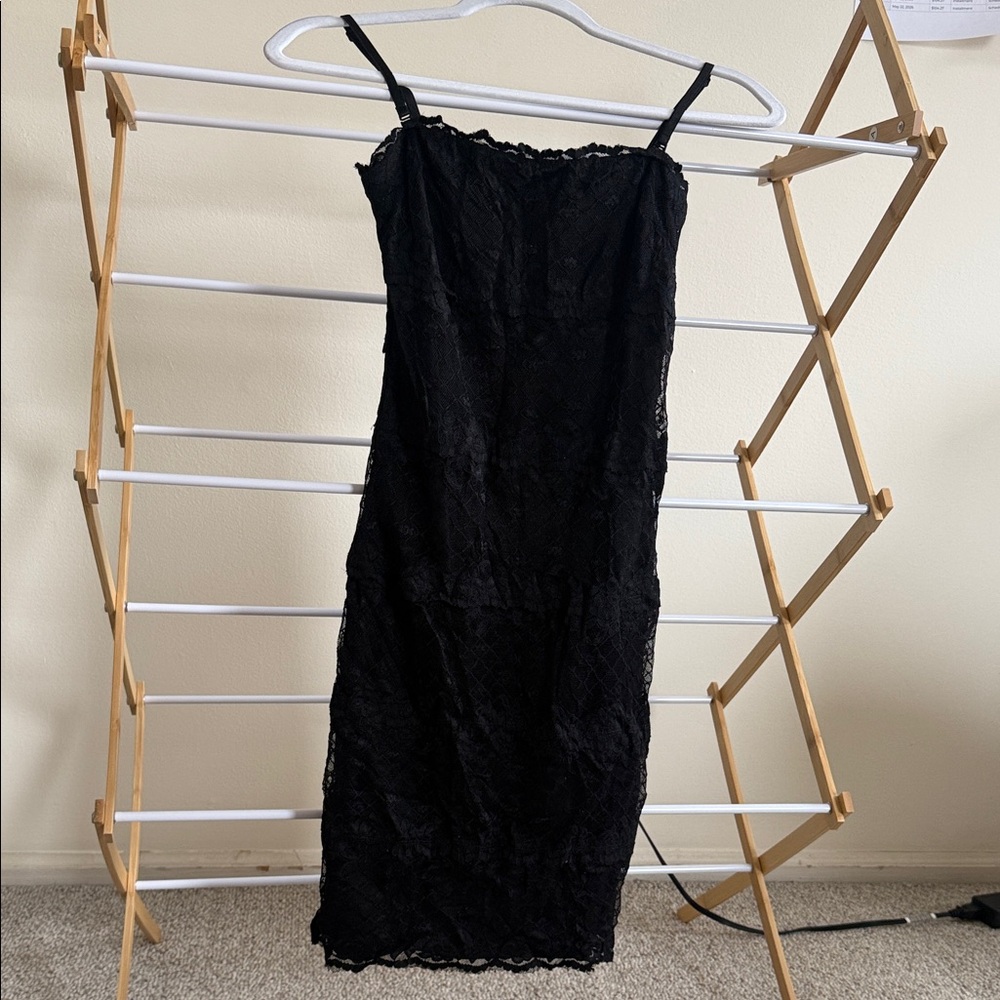 Chic Black Lace Midi Dress